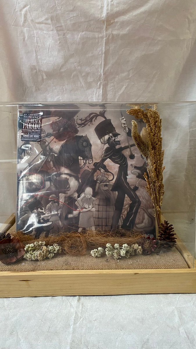 ______abysmal's tweet image. Nah abisitu dia urusin foto kua, printilan2 dokumen gitu deh tp aku mau fokus ke bagian lucu lucu aza. Ini dia sewa kotak seserahan, gemes ya🥺 design kotaknya di ig: seserahankeni. Total biaya 575rb dapet 4 kotak+kotak cincin. Deposit dulu 300rb nanti acara selesai dibalikin