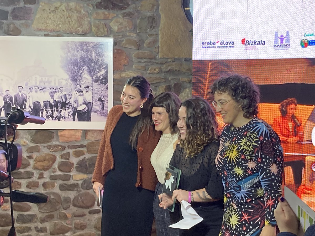 Entzunezkoari dagokion Argia saria, berriz, Iñurri elkartearen (Min)bizi podkastarentzat izan da. <a href="/berria/">Berria.eus</a> <a href="/argia/">ARGIA</a>