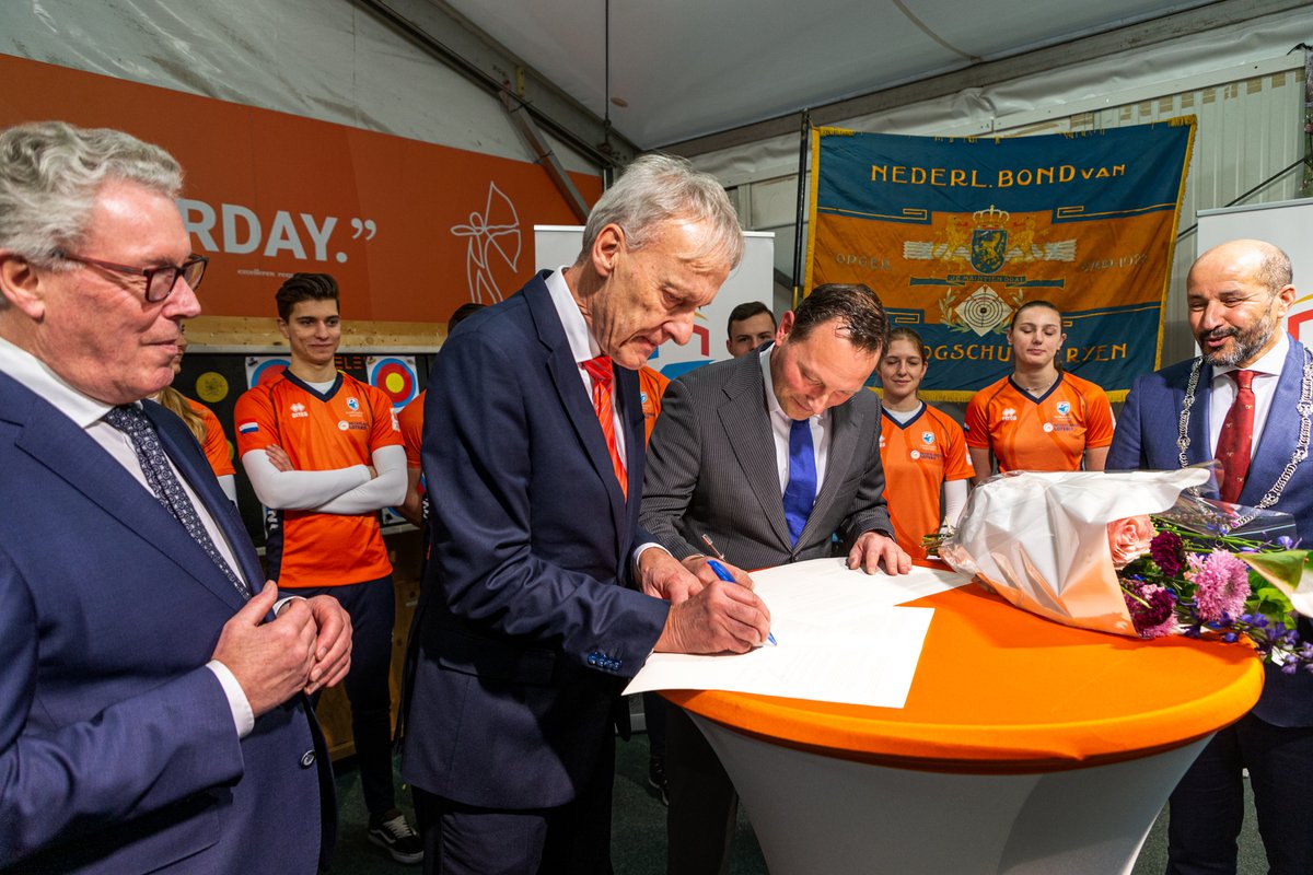 Op vrijdag 27 januari 2023 heeft de Nederlandse Handboog Bond (NHB) het predicaat Koninklijk ontvangen uit handen van loco-Commissaris van de Koning van Gelderland Jan Markink en burgemeester Ahmed Marcouch van Arnhem.

handboogsport.nl/2023/01/27/ned…