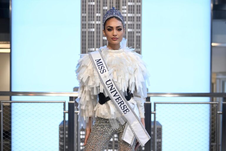 vivoplaynet's tweet photo. La actual Miss Universo, R’Bonney Gabriel Nola, anunció que renuncia a la corona como reina de belleza de Estados Unidos, ya que no podrá cumplir con sus las obligaciones y responsabilidades que conlleva ser Miss USA, debido a sus nuevas responsabilidades como reina universal. https://t.co/umfUgGfqtz