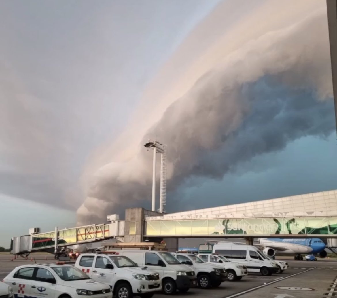 SanFiAr's tweet photo. Esta mañana en #AeropuertoEzeiza 😱❤️✈️
#airportlife https://t.co/Bq2ebl2oOP