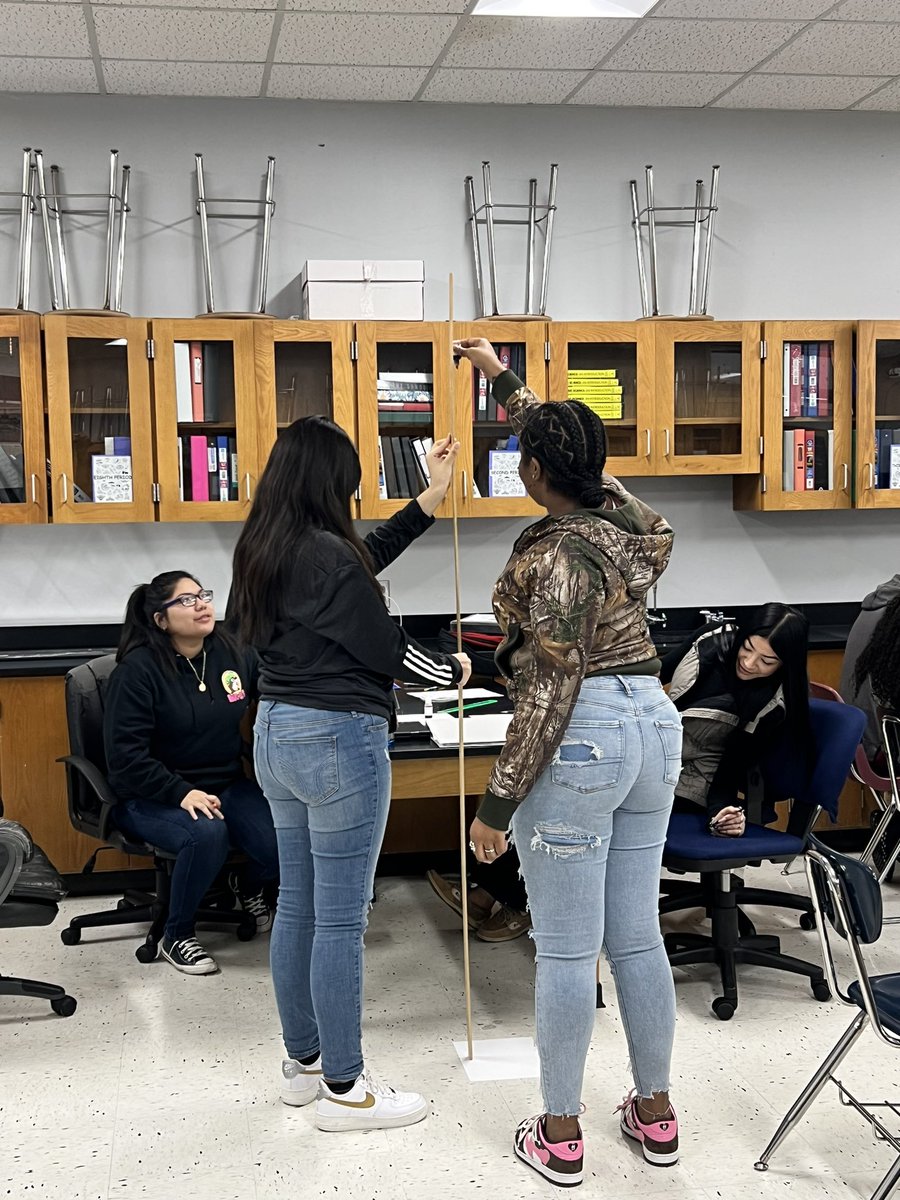 @ChannelviewHS #ForensicScience students simulating blood spatter patterns based on height, angle, and movement! Our very own future crime-scene investigators! @playcirvin @CvisdT #ChooseChannelview