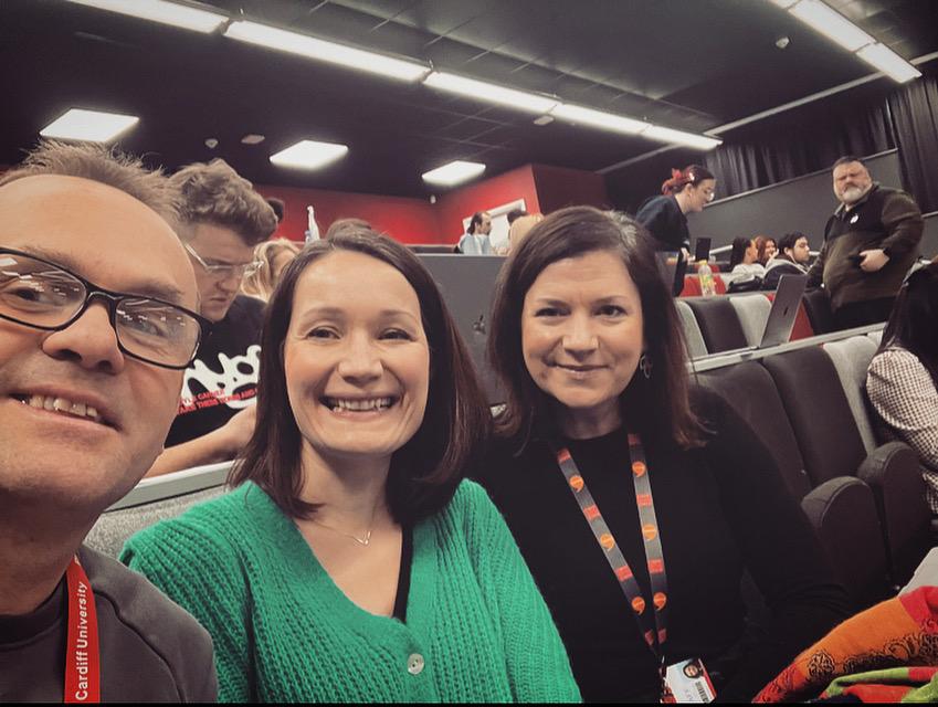 gwenfair_'s tweet photo. Joio bod nol yn @JomecCymraeg heddi ar gyfer #podconCymru - lico'r ffaith bod @AndrewJWeeks wedi cymryd y cyngor am self promotion mor llythrennol 😉 https://t.co/qkR5yV1jhP