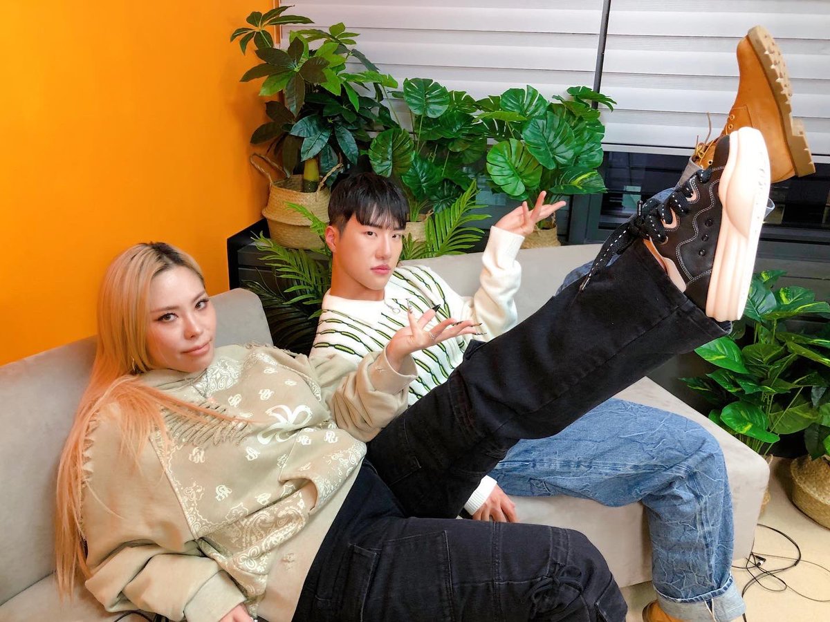 studiojambox's tweet photo. -
ifland K-POP SHOW ✨

레전드 끼쟁이 🌹 찐친 특집 !

이프랜드 케이팝쇼를 뒤집어 놓고 간
💛 라치카 가비 &amp; 어때 킹키 💛

핫플레이스에서 ‘뽐’ 내며 한 컷 📸💕

#iflandkpopshow #라치카 #가비 #gabee #어때 #킹키 #kinky 
—
https://t.co/fYmATNnfA6 https://t.co/wTMMV7vJ75