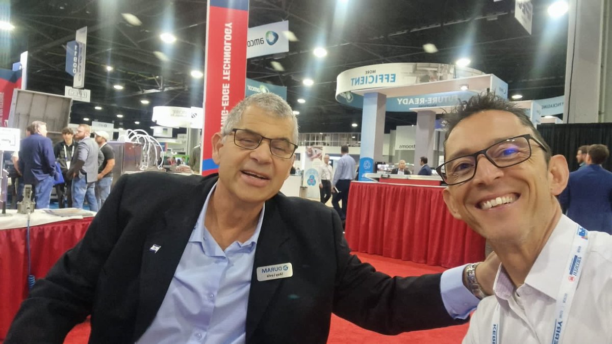 Tekprosa1978's tweet photo. Y así vivimos la Feria IPPE, la mas importante del gremio, entre amigos, aliados y clientes. 
Gratitud por estos buenos momentos. Listos para IPPE2024 
#IPPE2023 #Tekpro #avicola https://t.co/gp3CyiN1Ff
