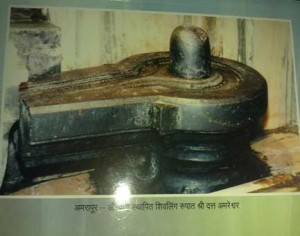 BesuraTaansane's tweet photo. Shree Kshetra Nrusimha Wadi is one of the most powerful Teerthas in India

At the sangam of Panchganga &amp; Krishna with Amareshwar Mandir on one bank &amp; Datta Mandir &amp; Padukas on the other

A dip here is said to give 100x punya than Prayag

It is also a Shakti Peeth with 64 Yoginis https://t.co/6PR3Gt8i6B