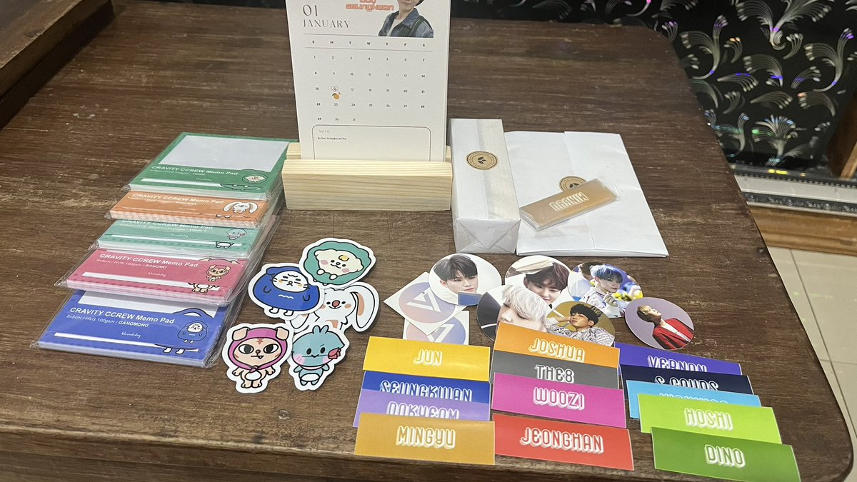 svtanka's tweet photo. Custom deask calendar &amp; memo pad ccrew tp dikasih freebies bnyk bgt huhuhu😭 https://t.co/eVAHImQKJs