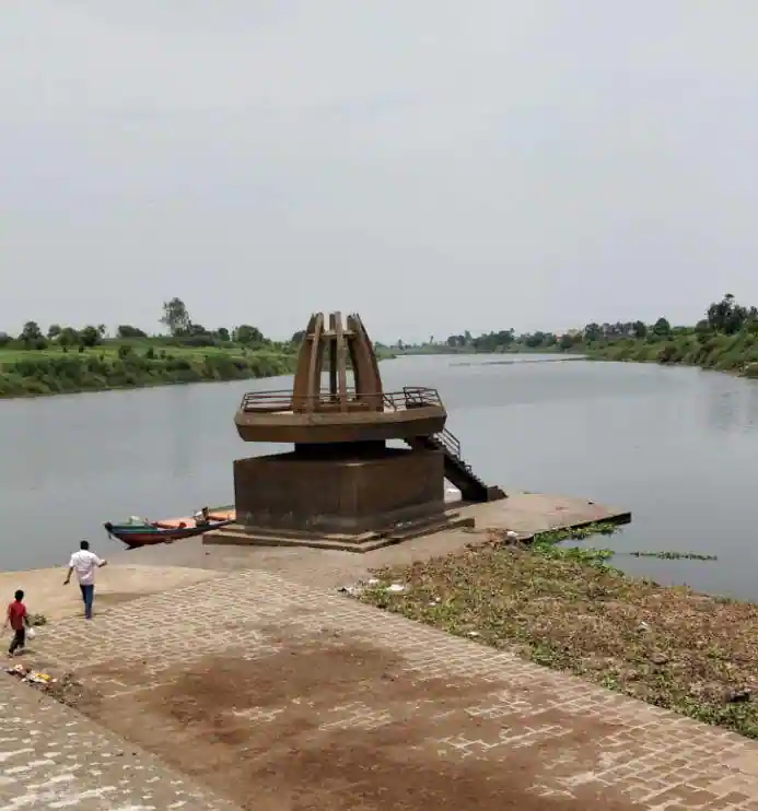 BesuraTaansane's tweet photo. Shree Kshetra Nrusimha Wadi is one of the most powerful Teerthas in India

At the sangam of Panchganga &amp; Krishna with Amareshwar Mandir on one bank &amp; Datta Mandir &amp; Padukas on the other

A dip here is said to give 100x punya than Prayag

It is also a Shakti Peeth with 64 Yoginis https://t.co/6PR3Gt8i6B