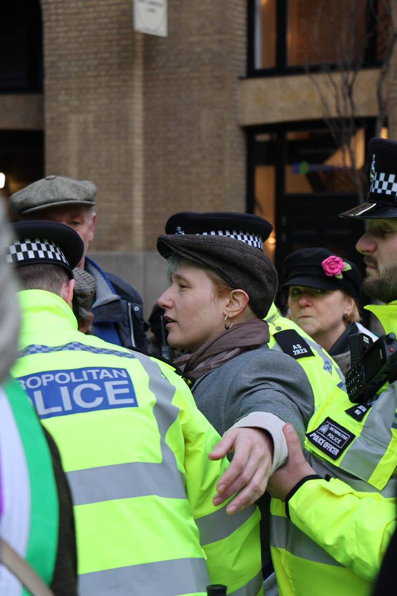 BREAKING: @JustStop_Oil supporter arrested outside Southwark Crown Court while making a speech supporting the #Barclays7