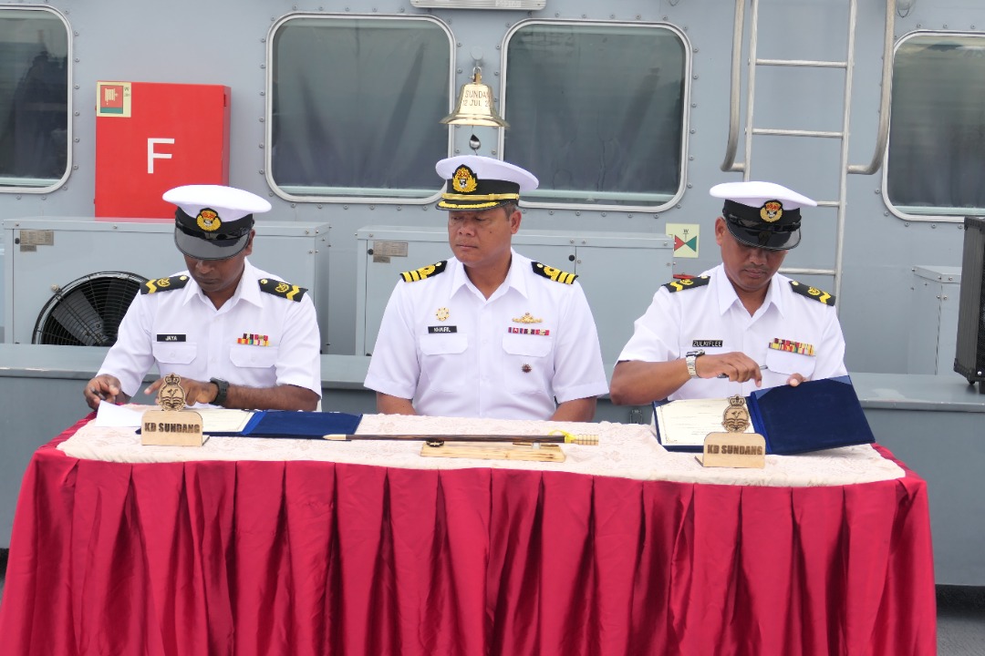 KdSundang's tweet photo. Majlis Serah Terima Tugas Juragan KD SUNDANG diantara PW I PRL Jayasilan a/l Paniselvam dan PW I PAP Zulkiflee bin F'iee @ Shafie yang disempurnakan oleh PM serta disaksikan oleh seluruh warga KD SUNDANG.

#serveandversatile
#fairwindandfollowingsea https://t.co/SP2kGZ3lIk