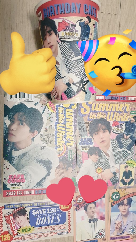 foxwow900125's tweet photo. 2023 준호 생카 투어 첫째날
두번째 생카 카페꼬모

역시 포스터부터 포카 디자인까지 
내 스타일😍
나 이런 펑키한거 좋아하나봐 
스페셜해서 맘에 들었음
하얀 턱시도 팔도 팬싸 포카 이뻐!
같이 간분 아는분이 한 곳이라 더 좋았던듯~
@125lesoonz 님 감사해요
#한겨울에온_내여름
#MY_SUMMER https://t.co/9KKsYICslZ