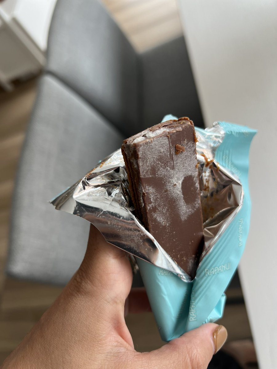 micadickstein's tweet image. Hola @rapanui_choco Es normal que sus chocolates contengan hongos?? Una verguenza!!! Quien se hace cargo??