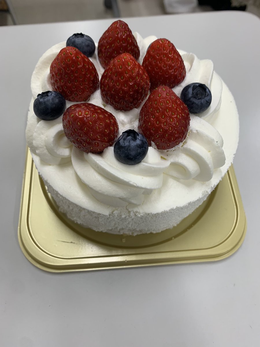 ch9851's tweet photo. 今日（01/27）は22才の誕生日🐰✌️
クラスメイトたちから誕生日ケーキとプレゼントをもらった（カロリー計算しているのにヤバ😅

22といえば、やはりLUCKY TAPESの22でしょう？ https://t.co/LREwTQsHgT