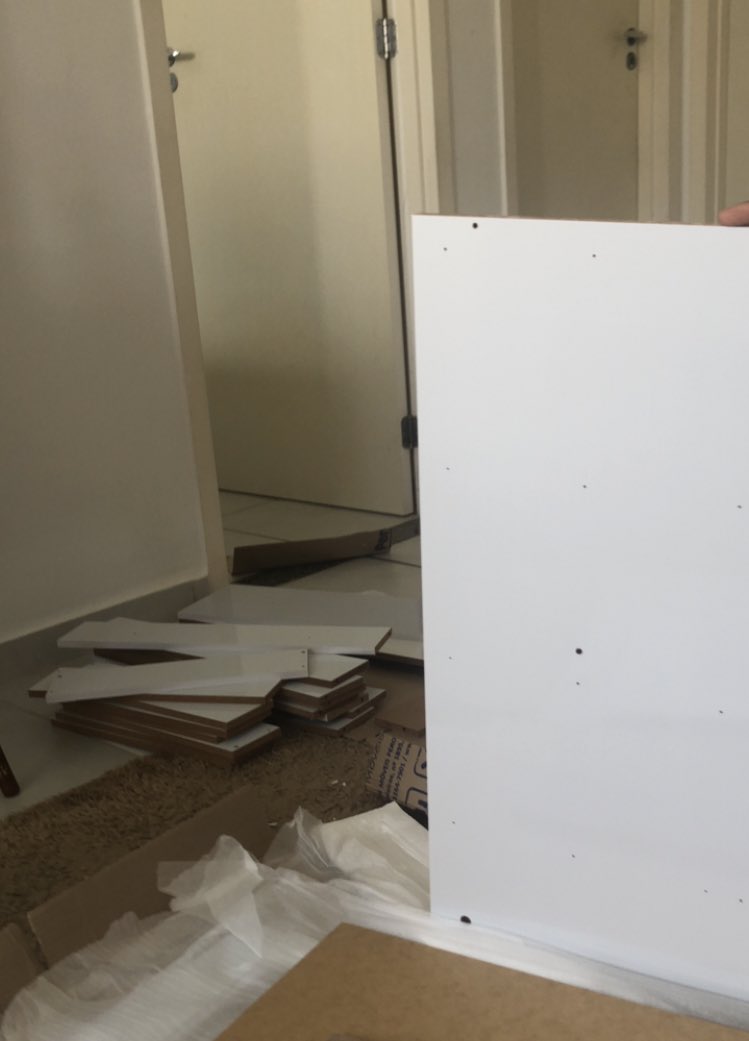 vannessaagoms's tweet photo. A gente faxinou a sala, mudou os móveis de lugar. Agora bagunçamos tudo para montar a cômoda de Éden rsrsrs https://t.co/0JqftwkaA7