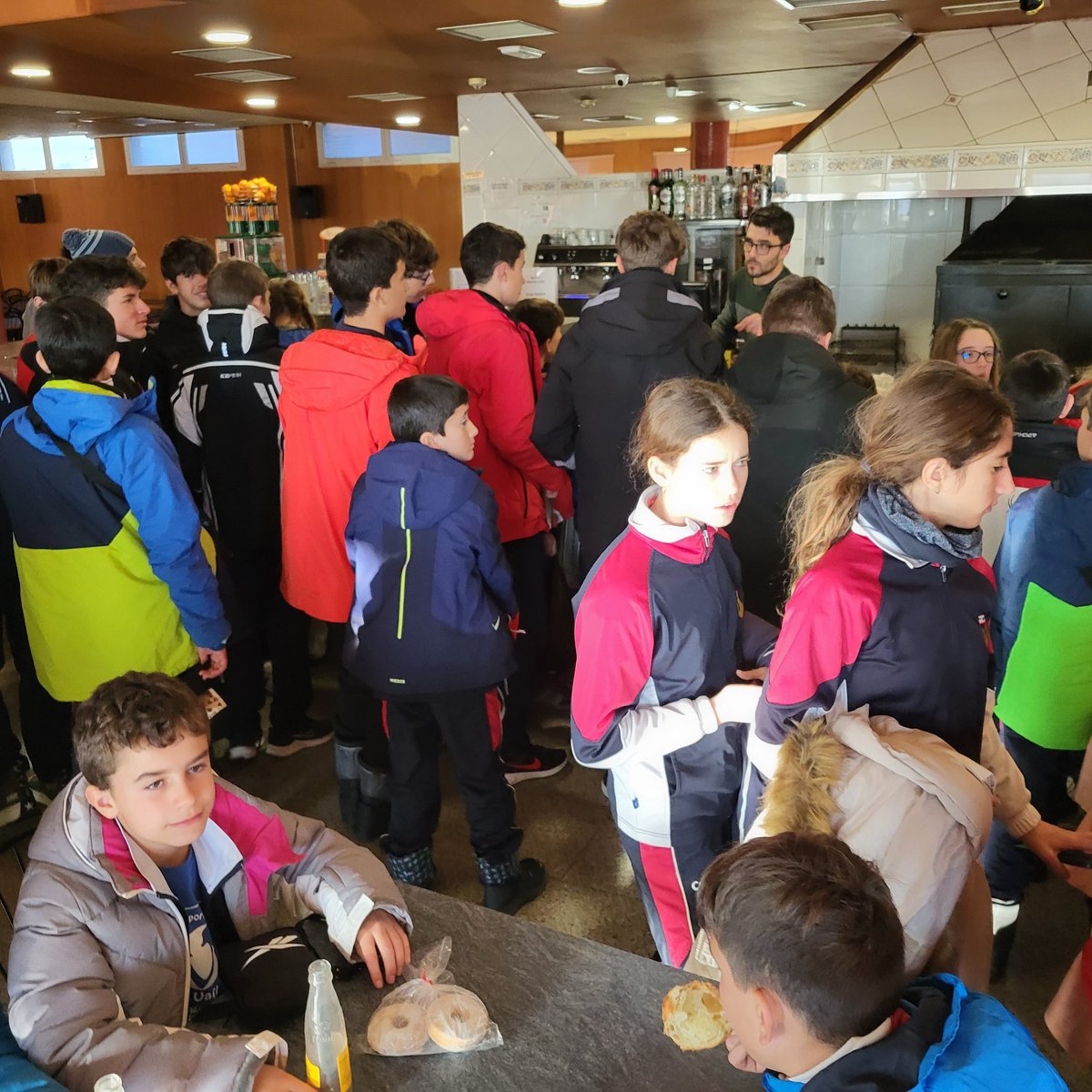 EFELVALLE's tweet photo. #skiLTB23🎿 Primera parada, acabamos de pasar Lleida. 30minutos y seguimos viaje🚌 Volveremos a parar sobre las 20:00h, en el km.198
@ElValle_III @ColegiosElValle https://t.co/7l6srjxXO3