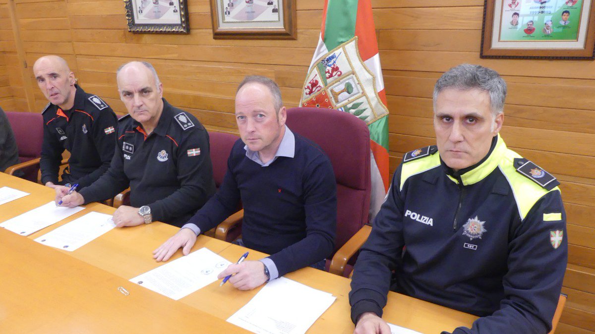 🤝👮🏻‍♀️Hemos firmado un protocolo de cooperación con el servicio de Policía Local de #Alonsotegi 

🎯 Desde la #Ertzaintza realizaremos las labores de seguridad ciudadana los fines de semana y, de lunes a viernes, a partir de las 9pm

👉bit.ly/3WHJjd4

✳️ @udaltzaingoak