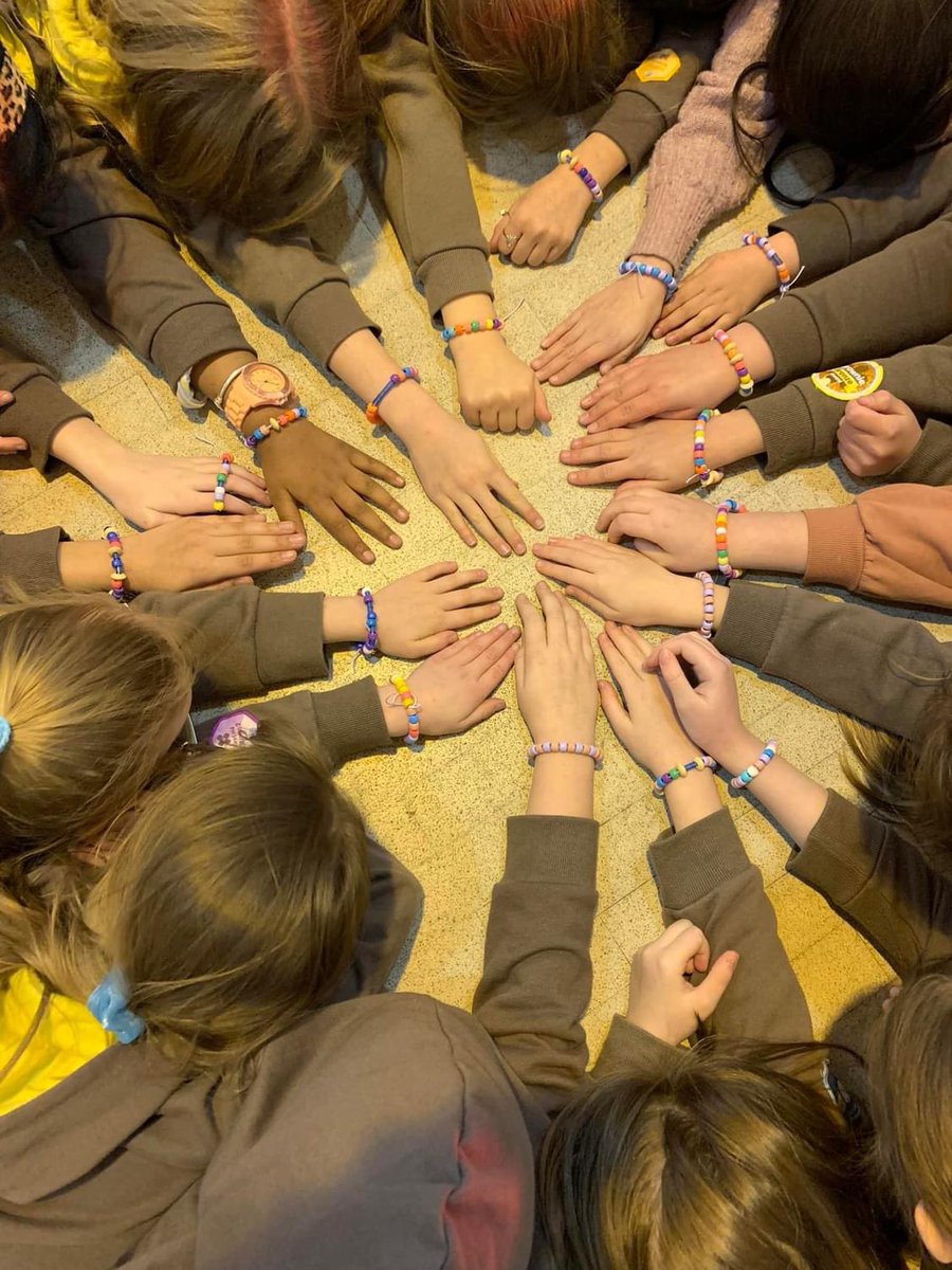 GuidingCroydon's tweet photo. These brownies celebrated friendship at their first meeting of the term, making and swapping friendship bracelets 

We have brownie units across Croydon, if you have a daughter who’d like to join us find out more at https://t.co/ov3lHUN873 

#brownies #friendship #guidingfriends https://t.co/kTG5p7S6MB