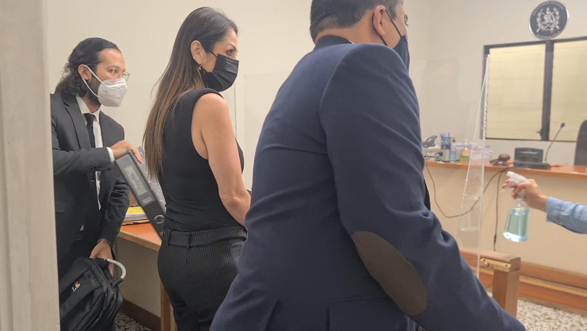 MiradaGt502's tweet image. Tras denuncia de Mirciny Moliviatis, Juzgado Primero Pluripersonal de Paz Penal envía a juicio a la ex pareja de Marco #Pappa, Andrea Aparicio, por Violación a la Intimidad Sexual, al ser acusada de filtrar una fotografía intíma de la chef.

Vía Sergio Osegueda