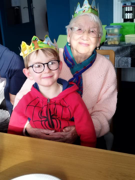 Villeaudincourt's tweet photo. Comme c’est mignon 😍 ! 2 voire 3 générations réunies, le temps d’un moment convivial à Villagénération. 
➡️ Les @Francasdudoubs (centre-ville) ont fait un petit coucou à nos #seniors de Villagénération pour échanger et leur souhaiter une très belle année ! @DuUdccas 
#audincourt https://t.co/JDW72rLHWm