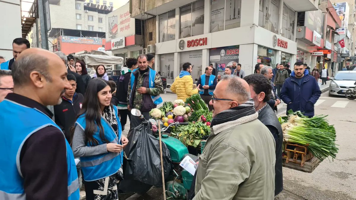 antakyayadeva's tweet photo. Genel Başkan Yardımcılarımız Selma Aliye Kavaf ve @nazlisedavural, İl Başkanımız İlker Eker, ilçe başkanlarımız ve teşkilat mensuplarımız ile birlikte Kırıkhan ilçemizde esnaf ve vatandaşlarımızla birlikteyiz
Genel başkanımız @alibabacan'ın selamlarını iletiyoruz
#Devapazarda https://t.co/BEJmT6P1ur