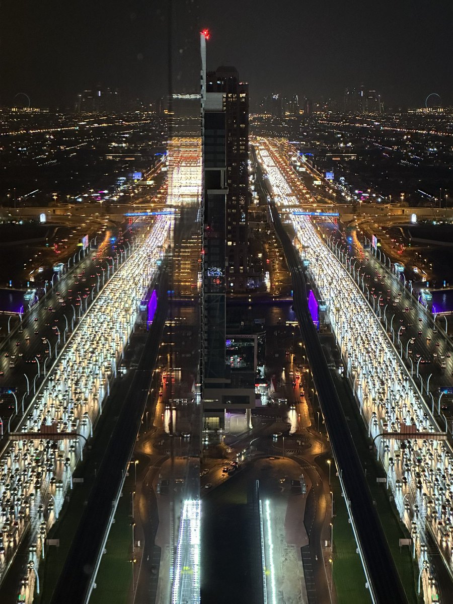 lovelifelittle1's tweet image. Rainy night &amp;amp; traffic on #sheikhzayedroad in  #Dubai from my living room window