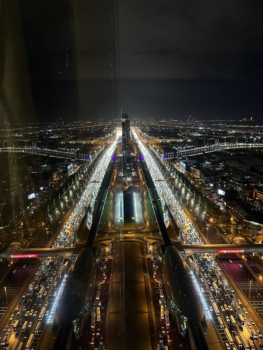lovelifelittle1's tweet image. Rainy night &amp;amp; traffic on #sheikhzayedroad in  #Dubai from my living room window