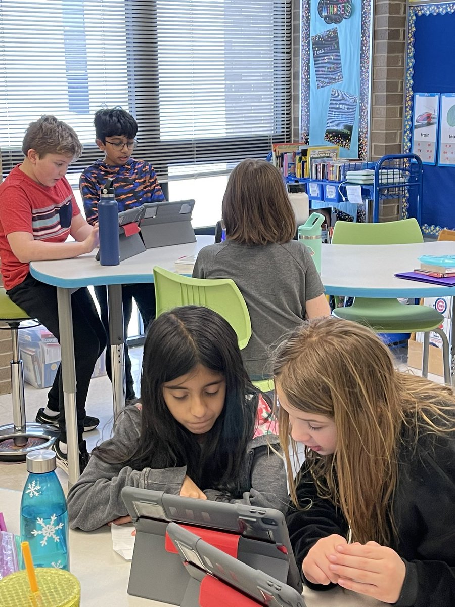 LinesDen28's tweet photo. Working together in a Breakout Edu! Thank you @SarahDowdy1 for getting us set up! We love the challenge! #linesdoesitwrite @Lines_Principal https://t.co/o5hIlhtmrk