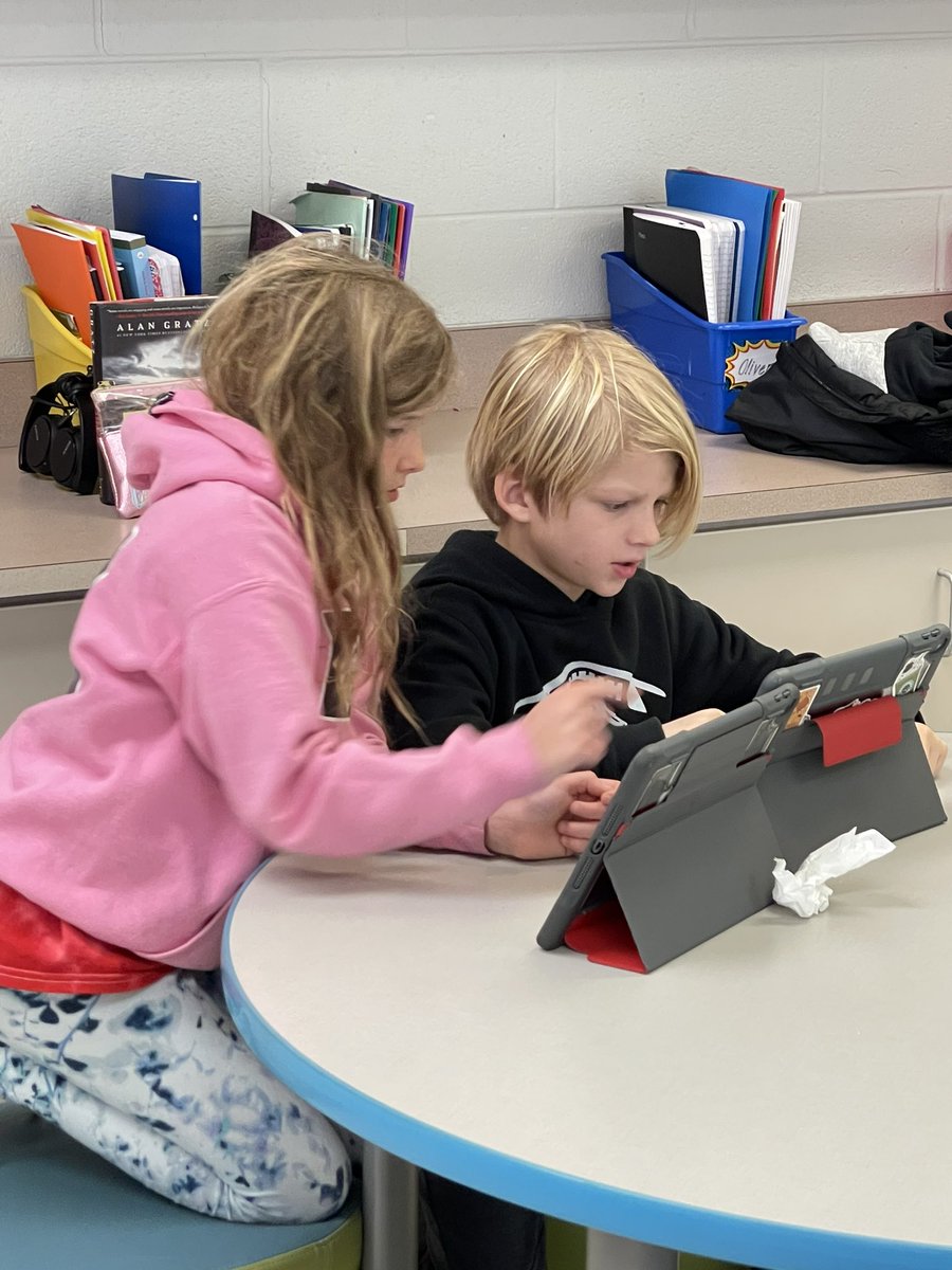 LinesDen28's tweet photo. Working together in a Breakout Edu! Thank you @SarahDowdy1 for getting us set up! We love the challenge! #linesdoesitwrite @Lines_Principal https://t.co/o5hIlhtmrk