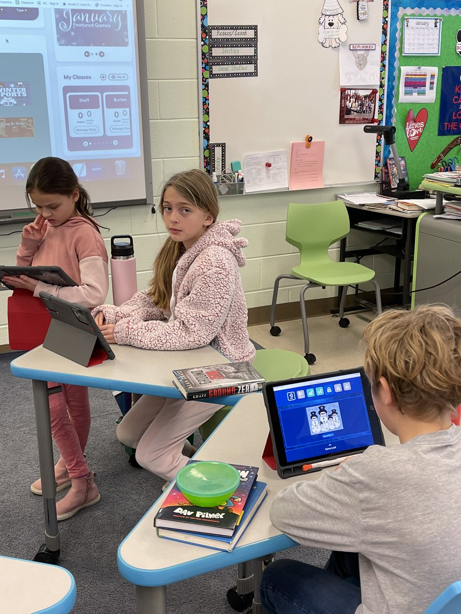 LinesDen28's tweet photo. Working together in a Breakout Edu! Thank you @SarahDowdy1 for getting us set up! We love the challenge! #linesdoesitwrite @Lines_Principal https://t.co/o5hIlhtmrk
