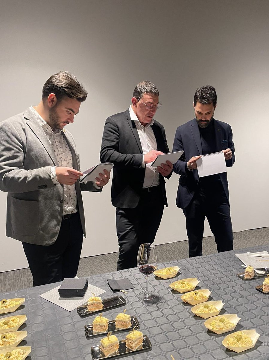 Acabem el dia a #Sallent, on ens hem reunit amb el seu alcalde, <a href="/Ribalta29/">Oriol Ribalta</a>,  i membres del consistori. També hem conegut les noves instal·lacions de <a href="/platoscasamas/">Casa Mas</a> al Bages, equipades amb l'última tecnologia.