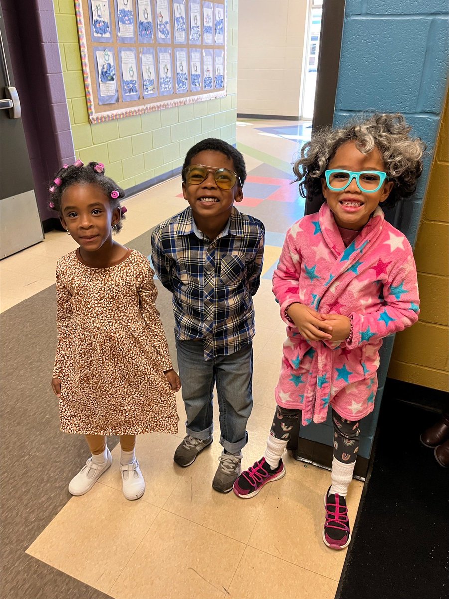 Southview_TCS's tweet photo. Happy 100 Days of School! We are 100 days brighter! 💡 https://t.co/LhPoq3Huaa
