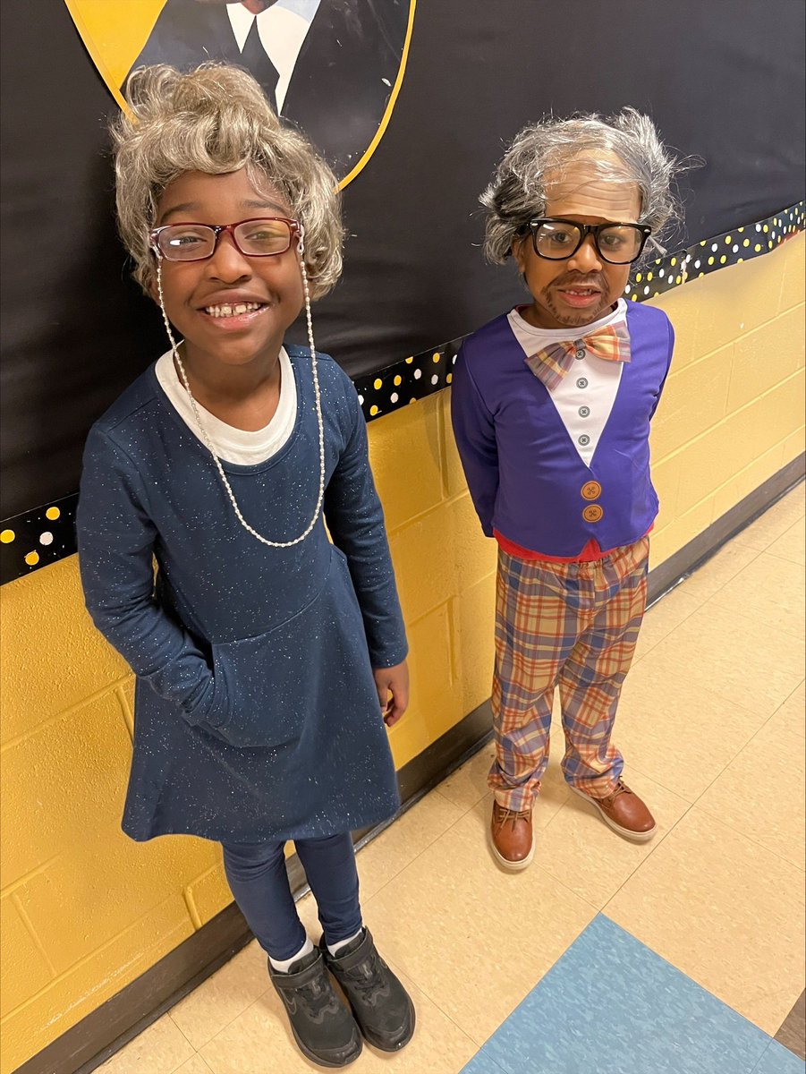 Southview_TCS's tweet photo. Happy 100 Days of School! We are 100 days brighter! 💡 https://t.co/LhPoq3Huaa