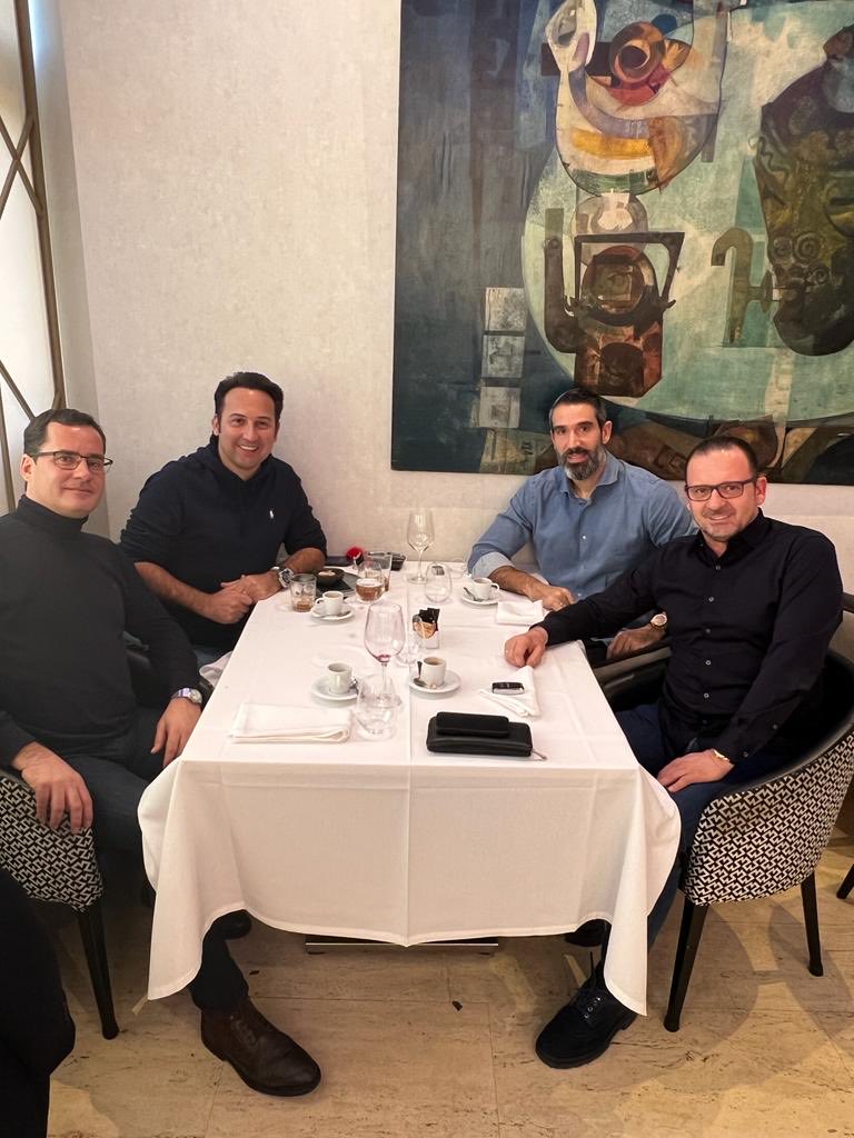 navedelmisterio's tweet photo. Vaya tertulia futbolera - y misterio- con Fernando Sanz, Pedja Mijatovic y el cuñado!!!! https://t.co/e0wlp2wYzk