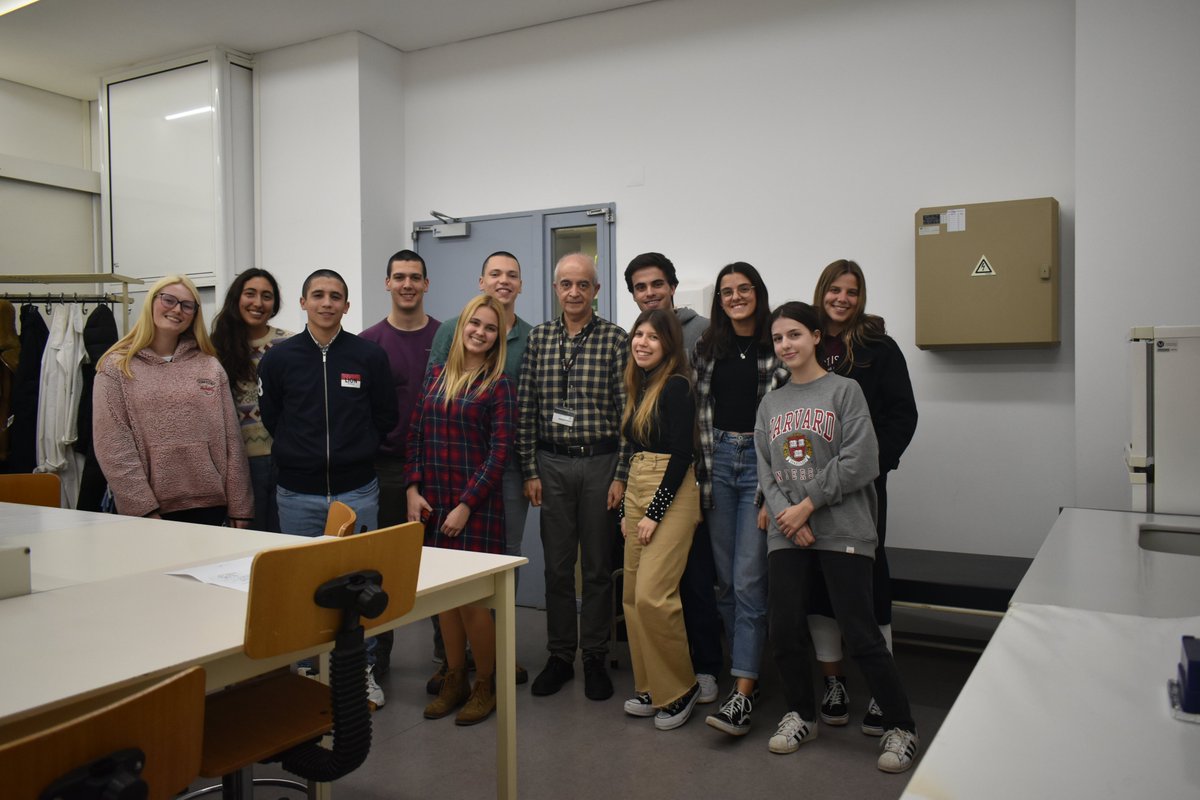 fenguita's tweet photo. This is why I have the best job of the world... Class of the Molecular and Cell Biology 2022-23 at the Lisbon Medical School... Good luck to all of you !!!  #fmul #teaching #goodlife #futuremds https://t.co/eOtHGoCGPR