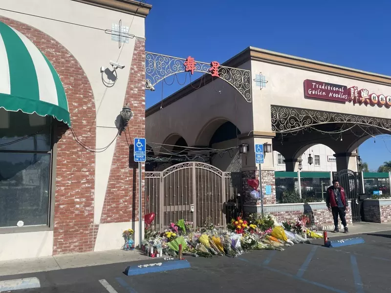 Syndicate650's tweet image. 舞星大规模枪击案件发生后的第五天，一位幸存者牛先生心情任然无法平静。他非常清晰的记得当晚经历的一切，而且一直反复说着：那天是除夕夜，扫射的声音和鞭炮声音一模一样，年味也都一样。直到有人大喊打枪了，牛先生才反应过来