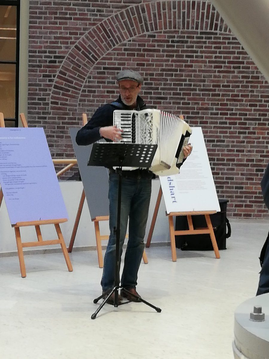 SjoerdWannet's tweet photo. Laat je meeslepen door de verwondering over taal. 

Gister werd de expositie over de stadsdichters in het stadhuis @gem_Zutphen geopend. Bijzonder element is de verhalenmachine waar je met een druk op de knop een (Zutphens) gedicht/verhaal krijgt. 

#Literatuur https://t.co/bO55WBx9L7