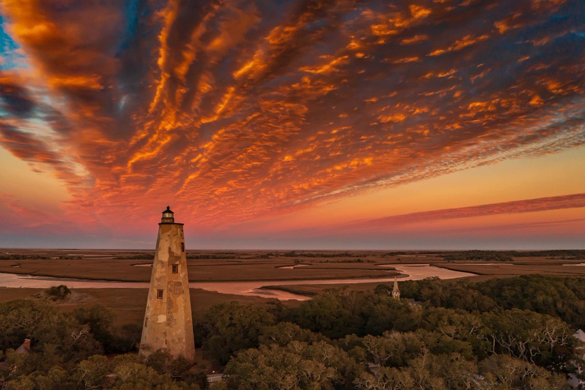 Red #sky at night, Bald Head Island's delight! 

📸  Courtesy of Jerry Waits

#sunset #lighthouse