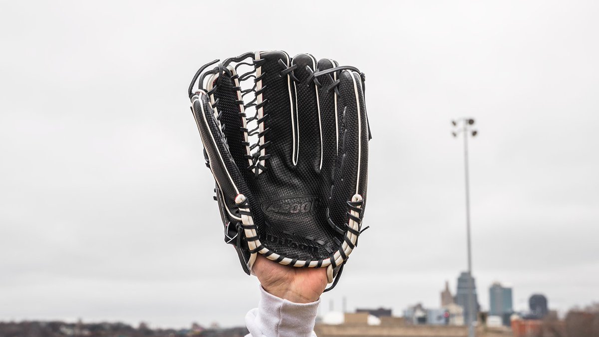 JustGloves's tweet photo. Glove in the air, city π’ in the background, spring πΌ on the way...
#JustGloves #ClickToCatch #BaseballIsBeautiful https://t.co/Lt61bcXcKs