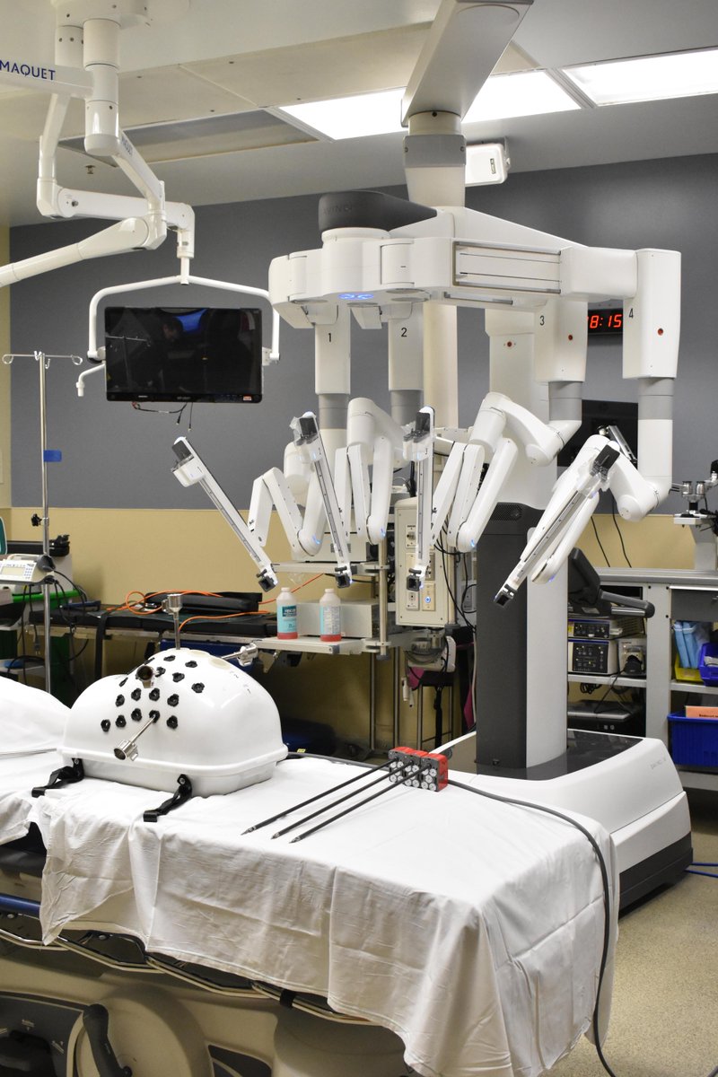 This week, we welcomed students from <a href="/DiscovererWay/">Columbus High</a> to join us for an interactive tour of our da Vinci Xi Robot. The group learned about the benefits of using the robot during surgery and tested their skills with hands-on activities. Thank you to everyone who joined us!