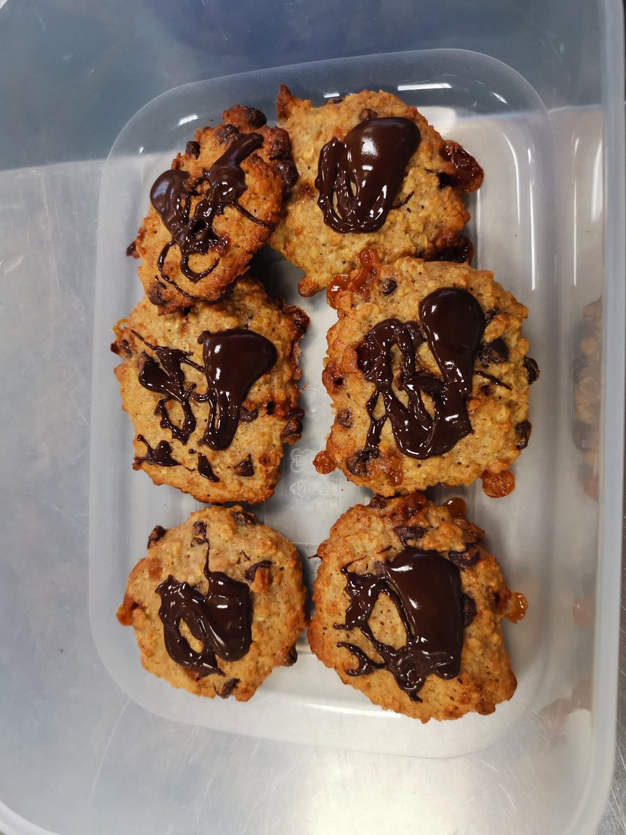 Kingswood_Food's tweet image. Baking club have made oat crunchies this week. The look delicious! @AETAcademies @Kingswood_Acad #bakingclub