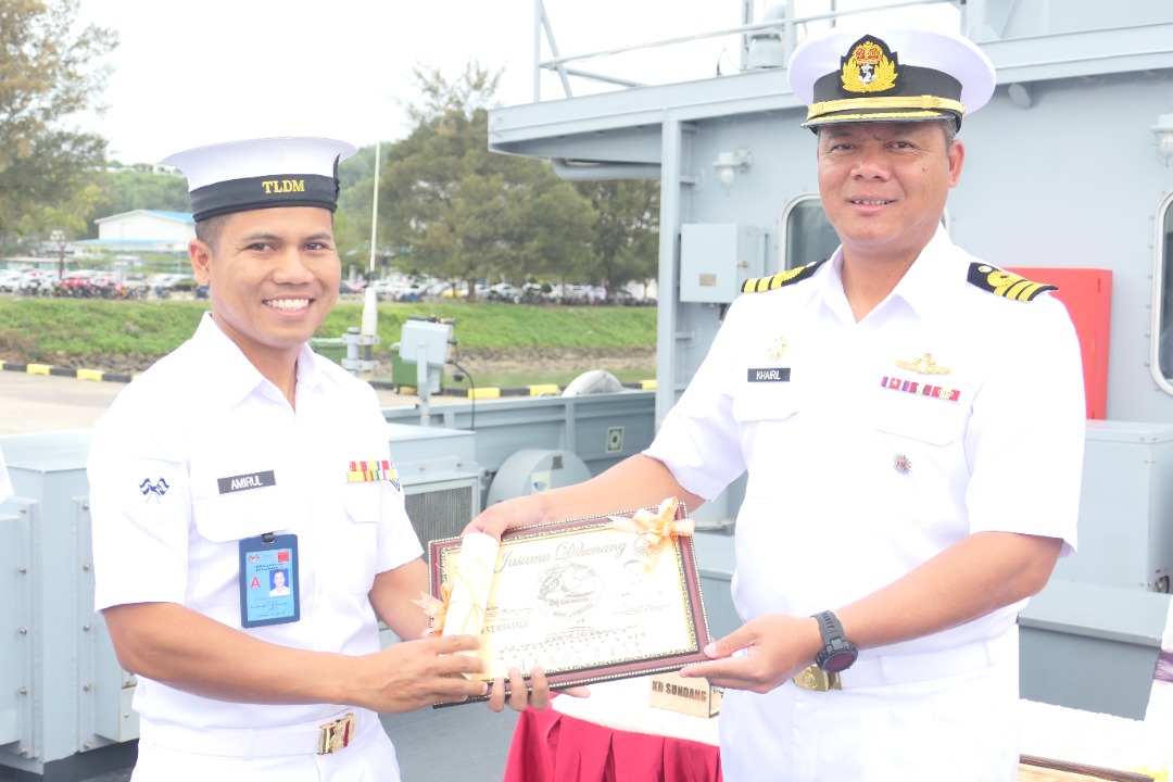 KdSundang's tweet photo. RINGKAS TAPI BERMAKNA.

Majlis bagi menghargai bintara dan anggota KD SUNDANG yang akan bertukar keluar serta yang telah mendapat cahaya mata. Terima kasih diatas sumbangan dan curahan bakti kepada LMS 2, KD SUNDANG.

#serveandversatile https://t.co/9GAW1ltC4w