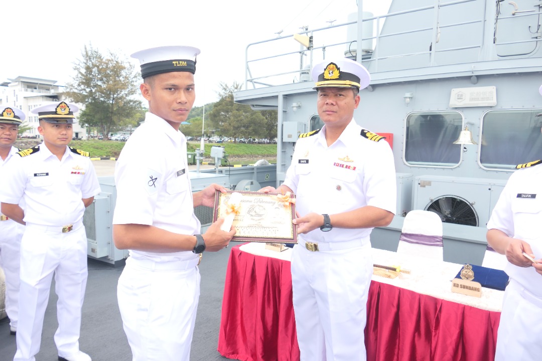 KdSundang's tweet photo. RINGKAS TAPI BERMAKNA.

Majlis bagi menghargai bintara dan anggota KD SUNDANG yang akan bertukar keluar serta yang telah mendapat cahaya mata. Terima kasih diatas sumbangan dan curahan bakti kepada LMS 2, KD SUNDANG.

#serveandversatile https://t.co/9GAW1ltC4w