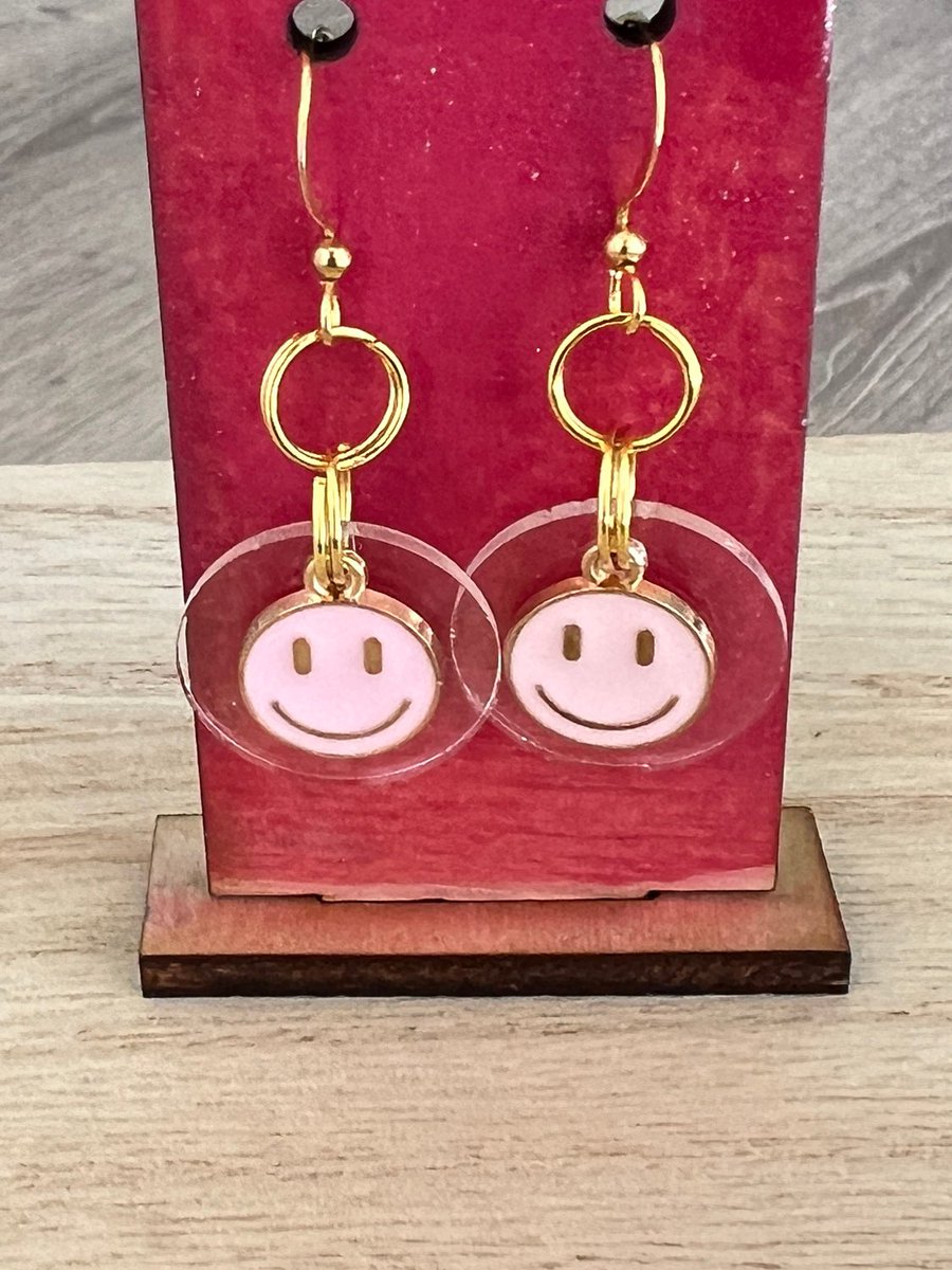 sweptawaytvnow's tweet image. Excited to share the latest addition to my #etsy shop: 60's Mod Smiley Face Earrings Pink
Celebrate the 1960”s with smiley face fun. #bohohippie #60smod #harrystyle #smileyface #punk #enamelcharm #haveaniceday etsy.me/3kNjMlw