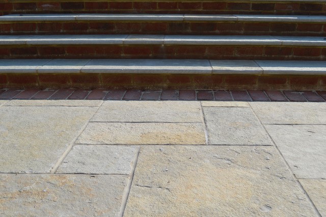 _LONDONSTONE's tweet photo. 🏡 The accomplished team of @BoCookStudios and Simon Scott Landscaping team have used our Antique Yellow Limestone Paving &amp; Steps to create a beautiful, sheltered seating area leading to an expansive lawned garden.

📲 https://t.co/Tbpg7tkuRN

#ThisIsLondonStone #FridayFeature https://t.co/assoKUifK4