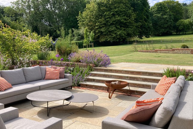 _LONDONSTONE's tweet photo. 🏡 The accomplished team of @BoCookStudios and Simon Scott Landscaping team have used our Antique Yellow Limestone Paving &amp; Steps to create a beautiful, sheltered seating area leading to an expansive lawned garden.

📲 https://t.co/Tbpg7tkuRN

#ThisIsLondonStone #FridayFeature https://t.co/assoKUifK4