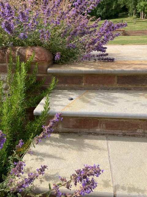 _LONDONSTONE's tweet photo. 🏡 The accomplished team of @BoCookStudios and Simon Scott Landscaping team have used our Antique Yellow Limestone Paving &amp; Steps to create a beautiful, sheltered seating area leading to an expansive lawned garden.

📲 https://t.co/Tbpg7tkuRN

#ThisIsLondonStone #FridayFeature https://t.co/assoKUifK4