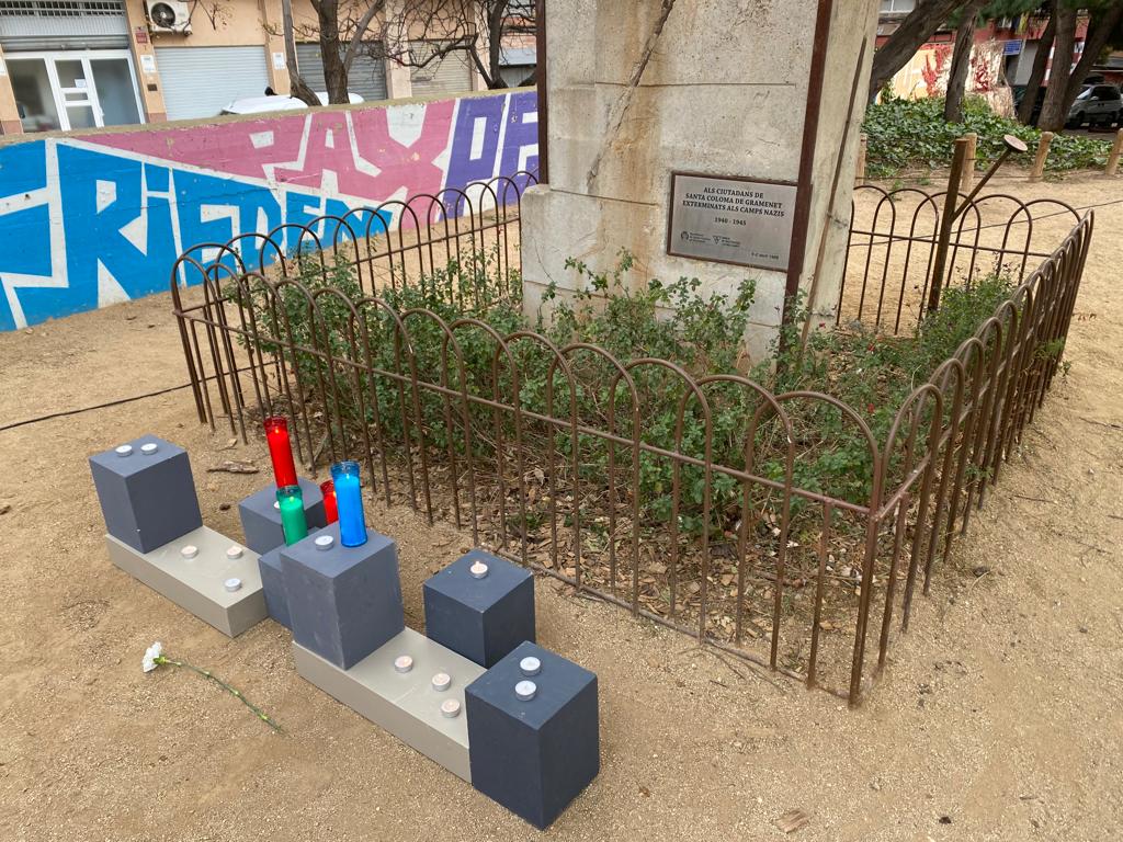 scgramenet's tweet photo. Aquest #27gener #santacoloma se suma al Dia Internacional en Memòria de les víctimes de l’Holocaust
Acte institucional a l’escultura memorial dedicada als deportats als camps d’extermini nazis ubicada als Jardins del Museu
#MemòriaDignitatJusticia https://t.co/sR3Xqh4Sb0