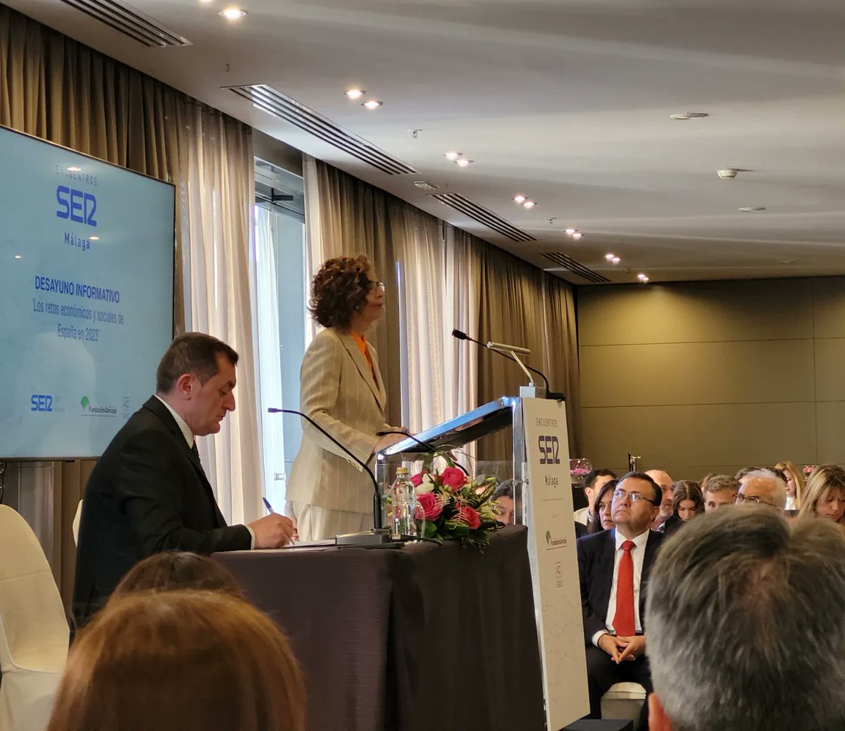 _kikocalderon_'s tweet photo. Desayuno informativo de la @cadenasermalaga,donde se ha debatido sobre los retos sociales y económicos para 2023. La Ministra @mjmonteroc ha anunciado 2'12M€ para impulsar la candidatura de #Málaga a la Expo2027 donde #Antequera va a salir también muy beneficiada económicamente. https://t.co/ls3sE9agsY