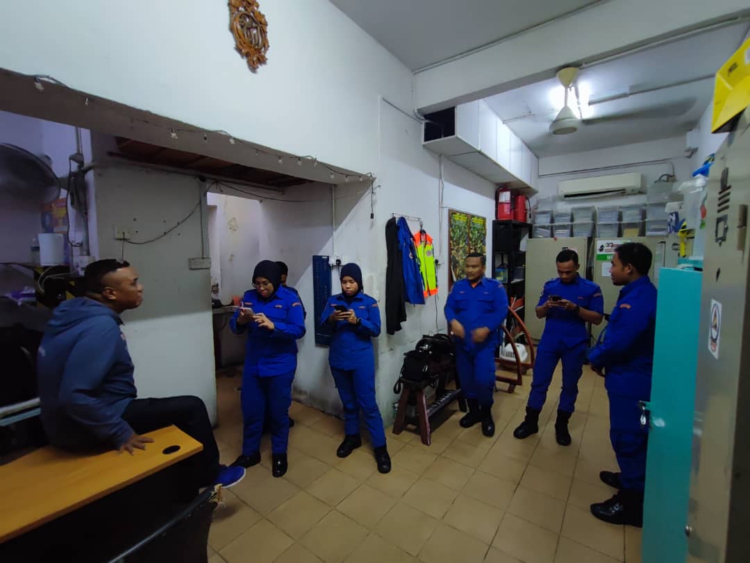 APMtwiter's tweet photo. Tujuan lawatan ini adalah salah satu keprihatinan YAS Ketua Pesuruhjaya APM dalam memastikan petugas-petugas APM sentiasa dalam siap siaga.

@ArmizanAmeer 
@jpmgov_ 

#APM
#APMsanasini
#SediaPantasBerintegriti
#CDERT
#CDERTcommunity
#resq999 https://t.co/reQbqwBgil