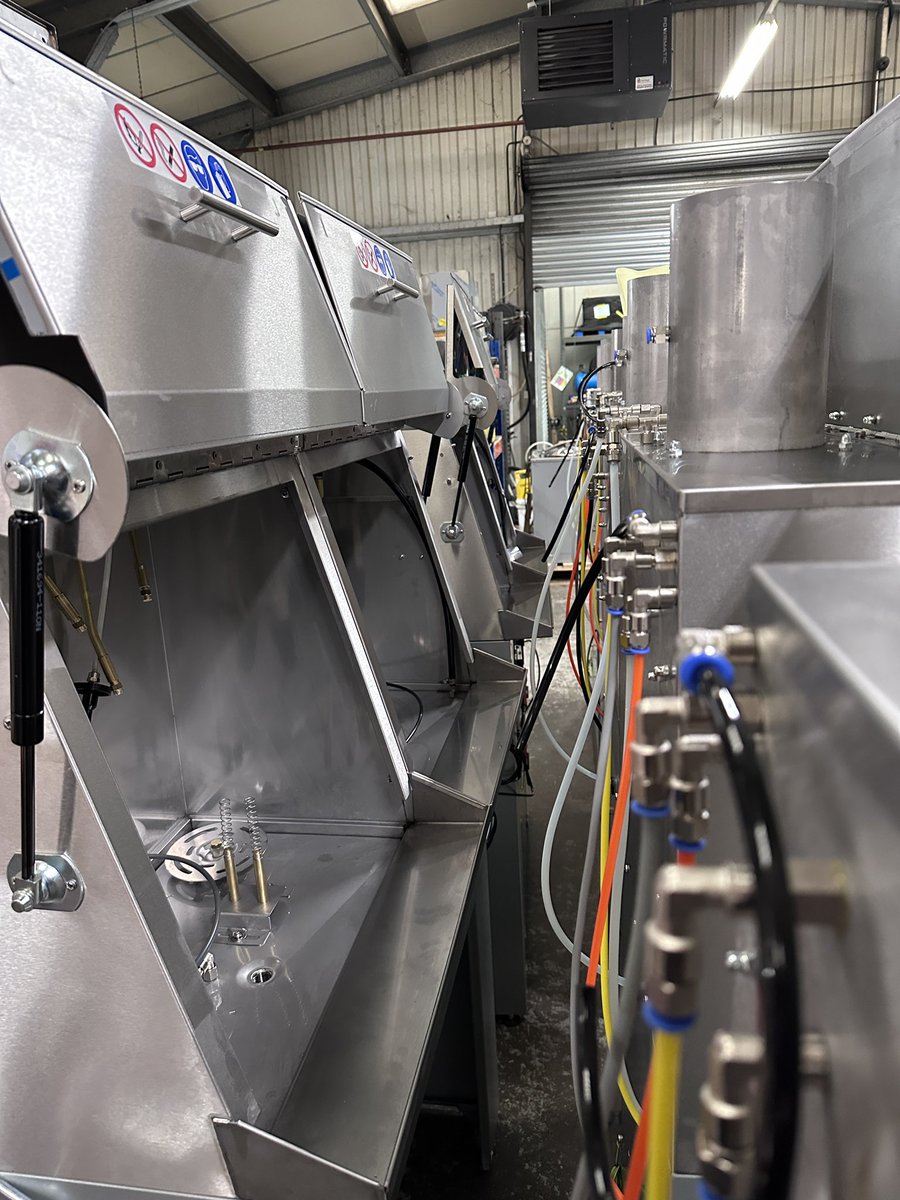 UnicInternation's tweet photo. We are busy exporting January.

#sprayguncleaners 
#solventrecyclers
#cancrushers 

Over 50 machines heading out to France 🇫🇷 and Australia 🇦🇺 before the end of this month. 

#spraygun #madeinbritain #madeinbritain #solventrecycling #solvents #wasterecycling #wastereduction https://t.co/zH21D3zY29